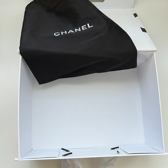 Empty Chanel Box with handles and dustbag - Picture 11 of 13